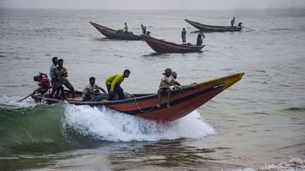 Sounds of the sea give fishermen covid-19 updates