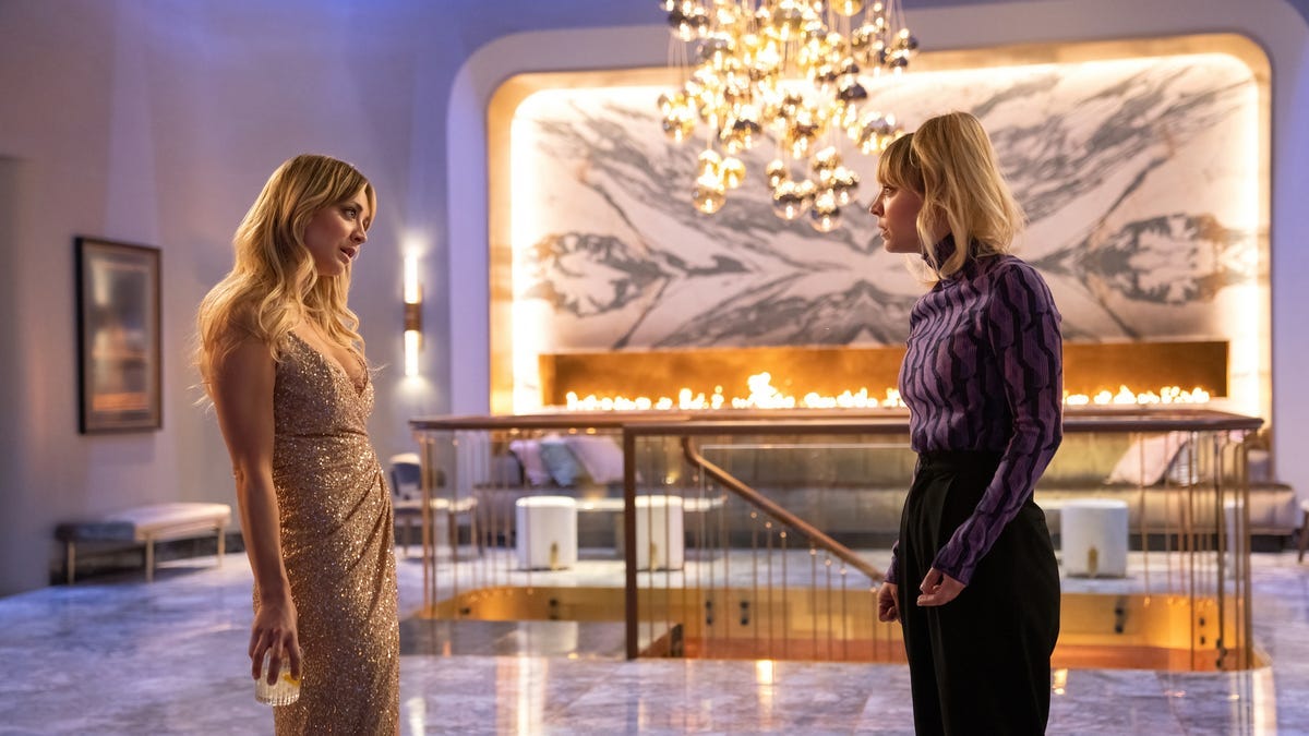 The Flight Attendant': Meet Mae Martin, Mo McRae, More Season 2 Characters  - Metacritic