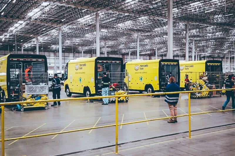 Do total de vans encomendado, 18  foram entregues 18 para operadores que trabalham com a gigante do comércio eletrônico; a previsão é entregar o lote completo até o início do próximo semestre
