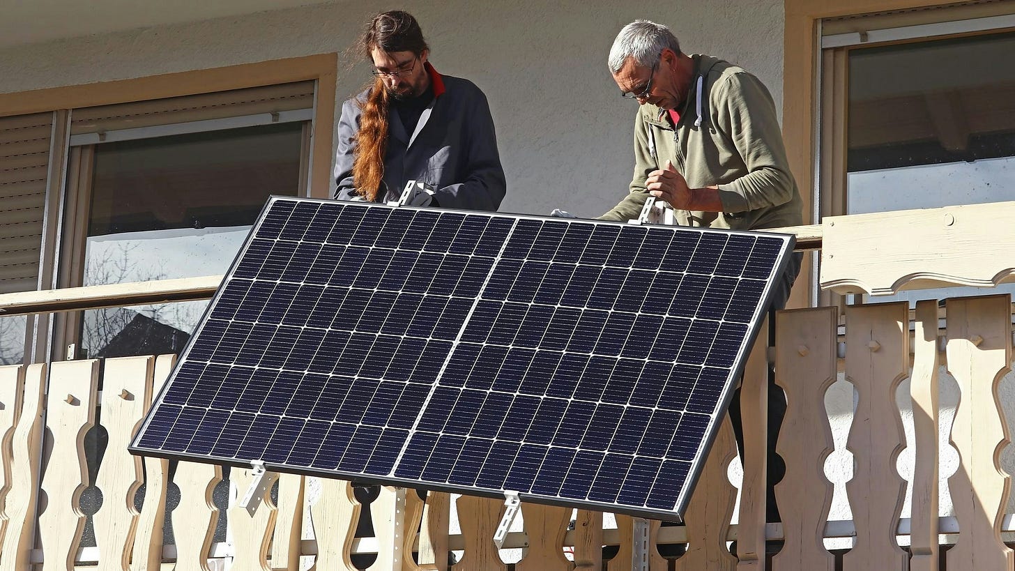 Two men assemble a balcony power plant to generate electricity | Heute.at