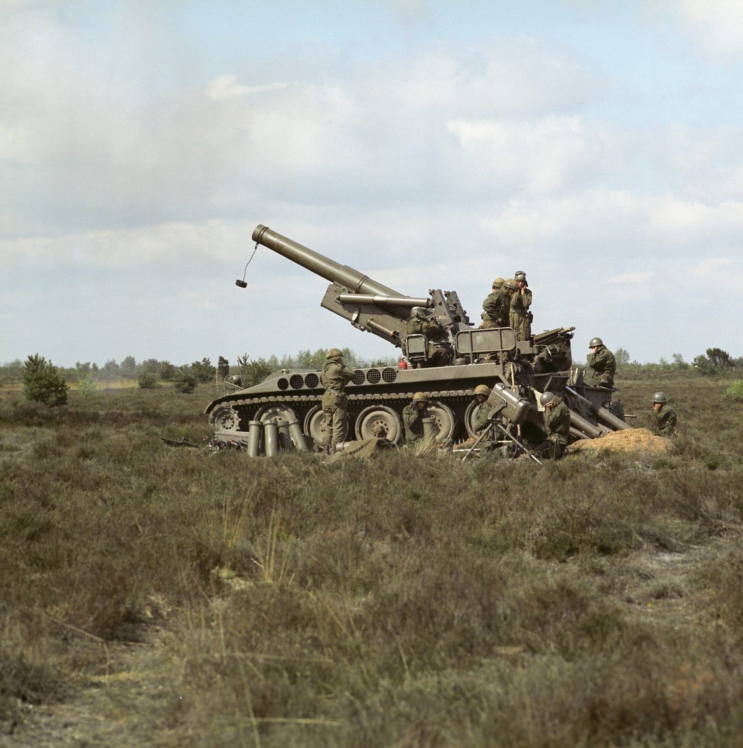 https://upload.wikimedia.org/wikipedia/commons/3/3f/Dutch_M110_203_mm_Howitzer_in_Firing_Position_1972.jpg?utm_source=en.wikipedia.org&utm_campaign=imageinfo&utm_content=original
