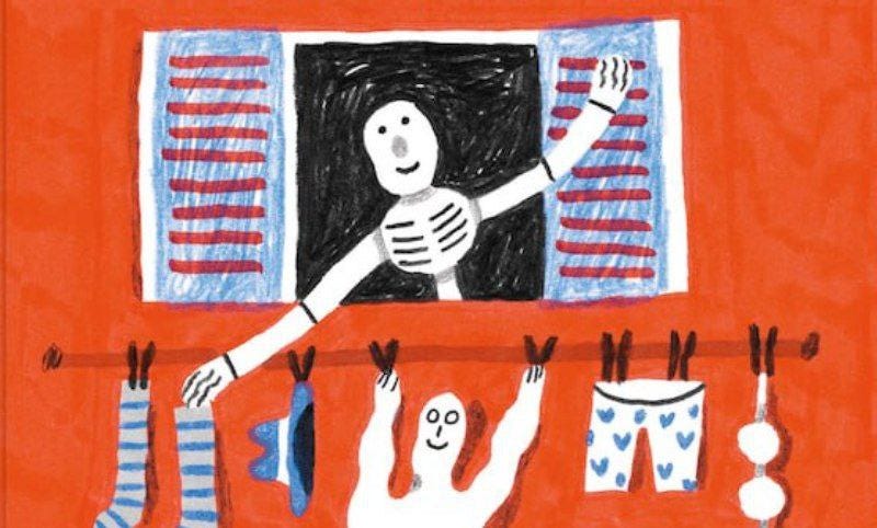 Un'illustrazione dallo stile naif e giocoso su sfondo rosso intenso. Uno scheletro stilizzato e sorridente si affaccia da una finestra con persiane azzurre, mentre sotto di lui, un fantasma bianco è appeso a un filo del bucato insieme a calzini a righe, boxer con cuoricini e un reggiseno. L'immagine ha una texture che ricorda i pastelli a cera o i pennarelli. Un'illustrazione dallo stile naif e giocoso su sfondo rosso intenso. Uno scheletro stilizzato e sorridente si affaccia da una finestra con persiane azzurre, mentre sotto di lui, un fantasma bianco è appeso a un filo del bucato insieme a calzini a righe, boxer con cuoricini e un reggiseno. L'immagine ha una texture che ricorda i pastelli a cera o i pennarelli.