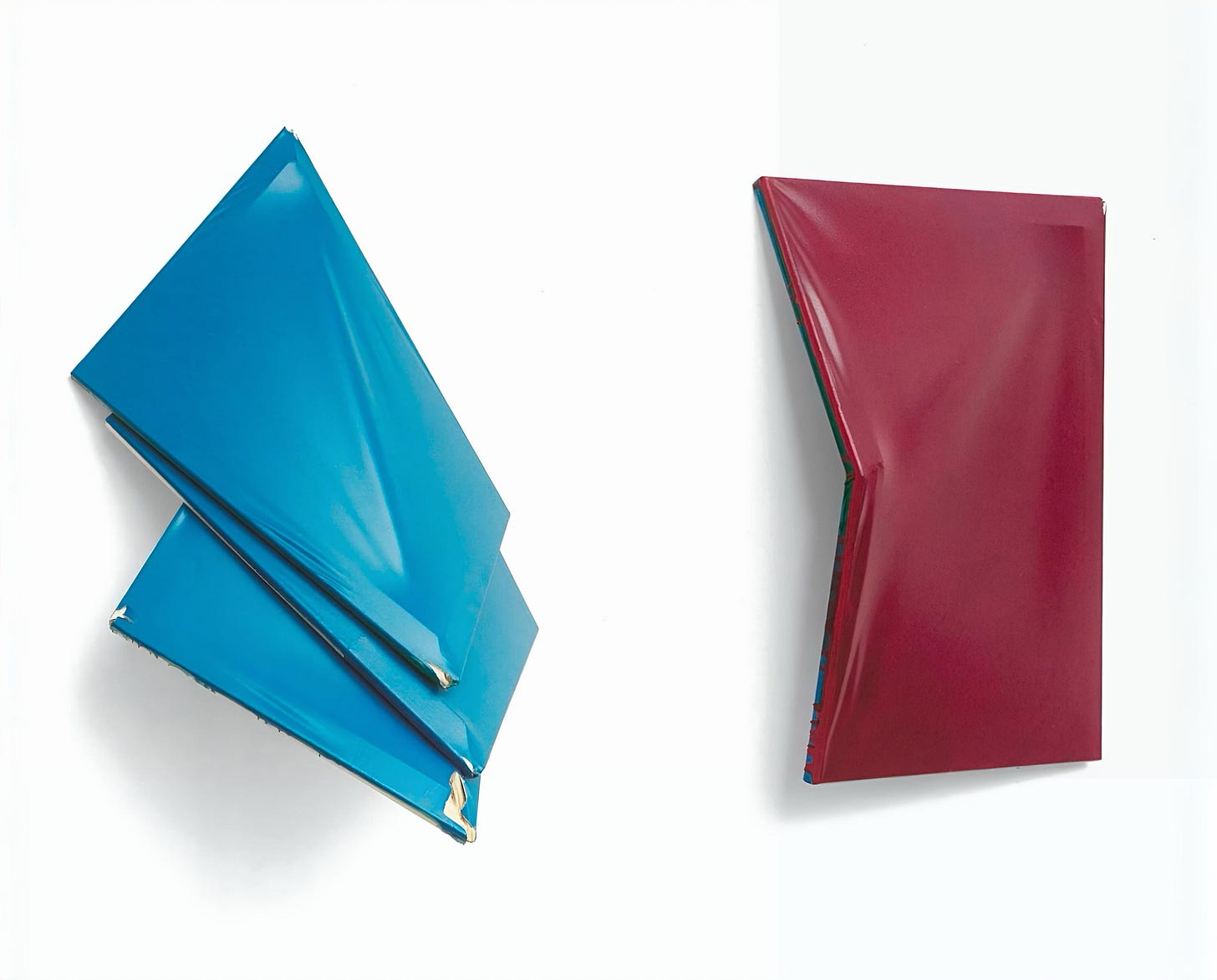 Contemporary painting by Franziska Reinbothe featuring deconstructed canvas structures in blue and red, where the pictorial surface folds and bends into volumetric forms, challenging the traditional frame and edge. Curatorial reading by Roberta Bertozzi, art critic and curator exploring painting beyond the surface.