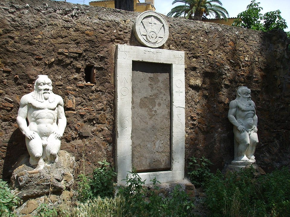 guardiani della porta magica di Piazza Vittorio Emanuele - Roma guardiani della porta magica di Piazza Vittorio Emanuele - Roma
