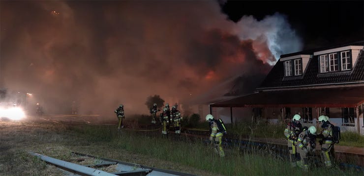 De brand in voormalig hotel 'De Blauwe Hand' in Wanneperveen