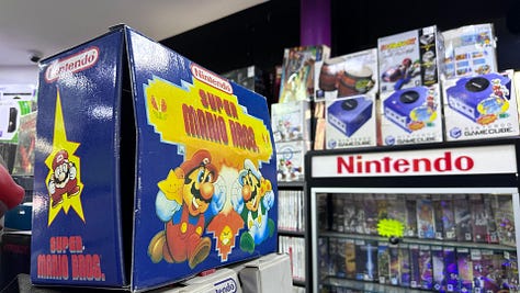 Φωτογραφίες από ορισμένα καταστήματα με video games στο Παρίσι
