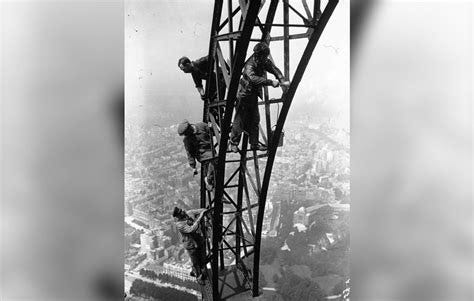 Painting the Eiffel Tower Rare Historical Photos, Rare Photos, Vintage ...