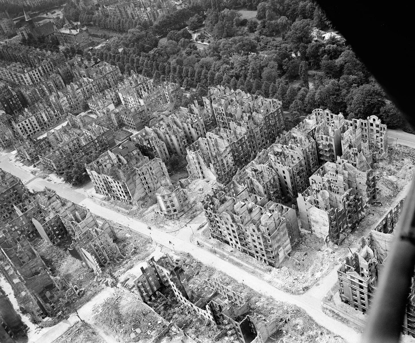 r/HistoryPorn - Hamburg after four Allied fire-bombing raids in July 1943, which killed an estimated 50,000 people [2143x1772]