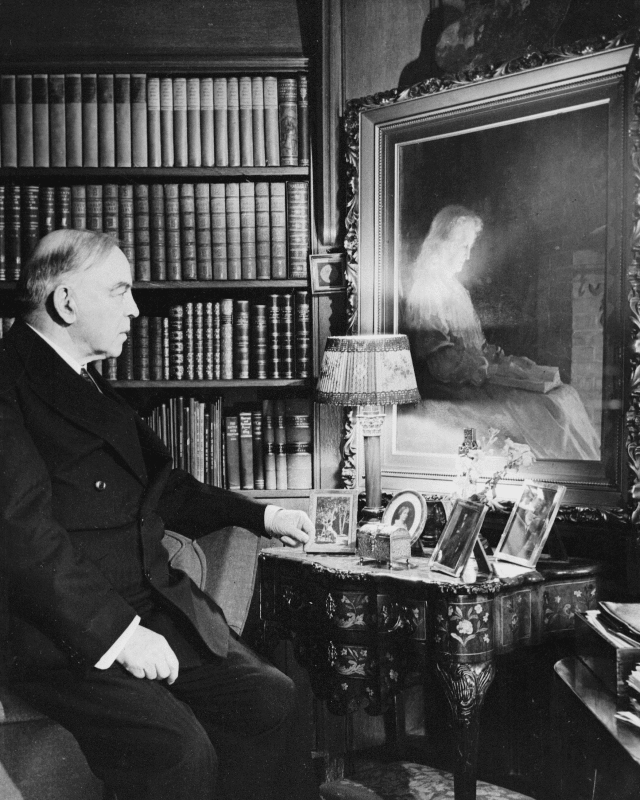 A person sitting in a chair looking at a painting
Description automatically generated A person sitting in a chair looking at a painting
Description automatically generated