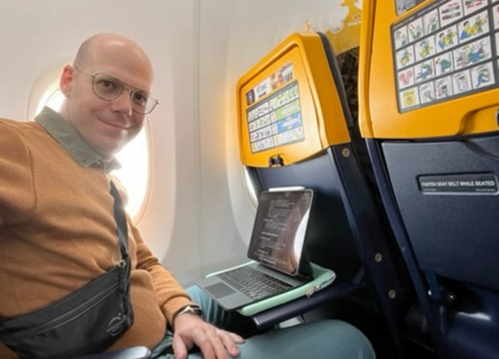 Photo de Julien, le copywriter français dans l'avion lors de son vol de Perpignan à Birmingham.