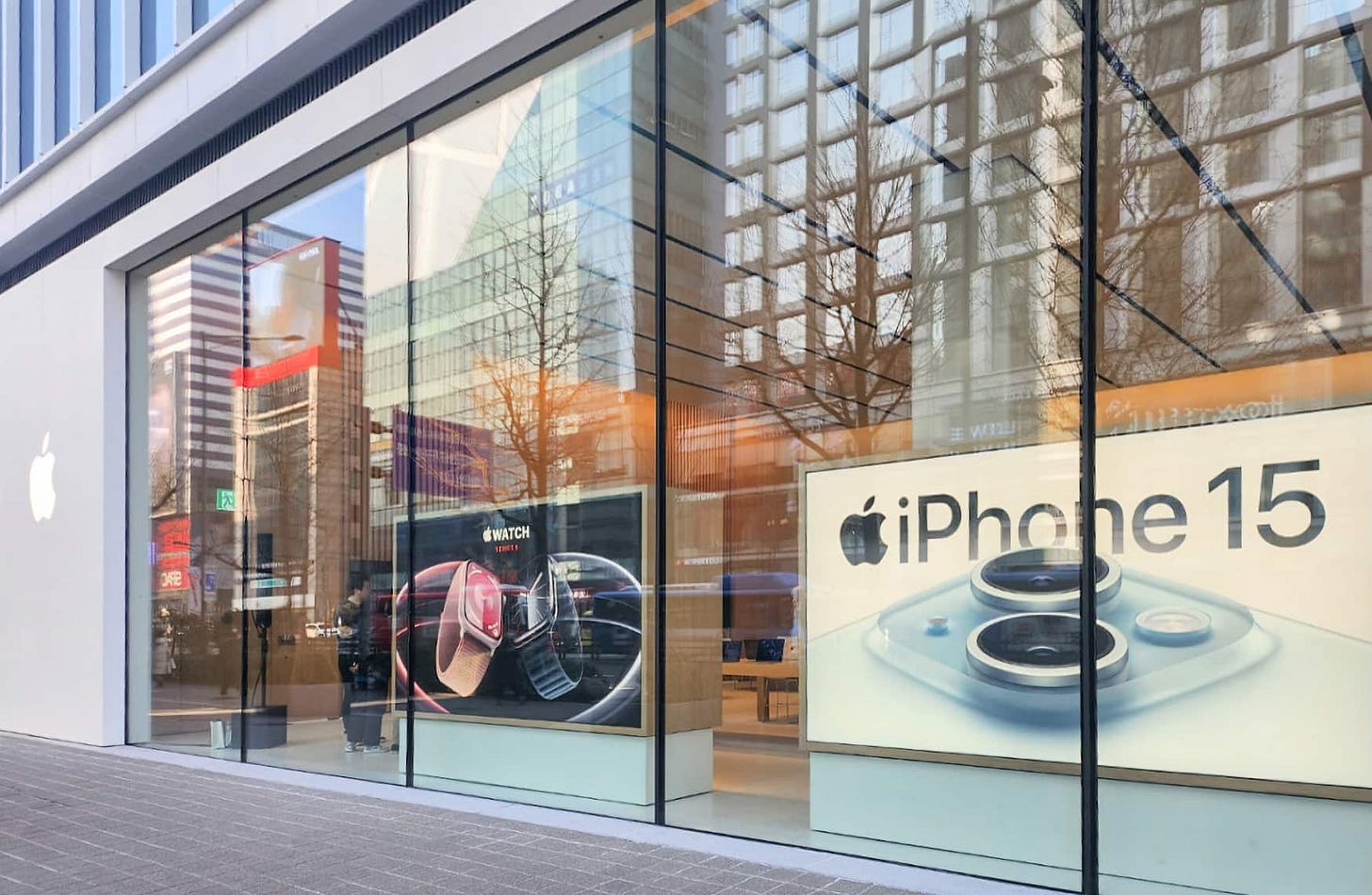 Graphic panels shine through the windows at Apple Hongdae. Graphic panels shine through the windows at Apple Hongdae.