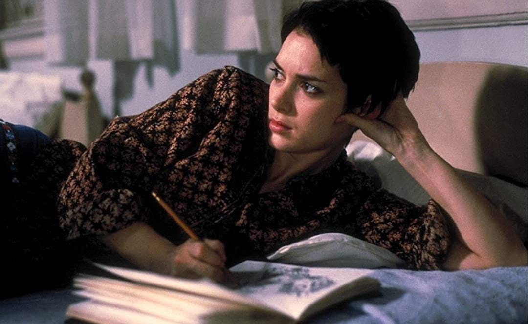Esta imagen muestra a Winona Ryder interpretando a Susanna Kaysen en una escena de la película de 1999 Inocencia Interrumpida.