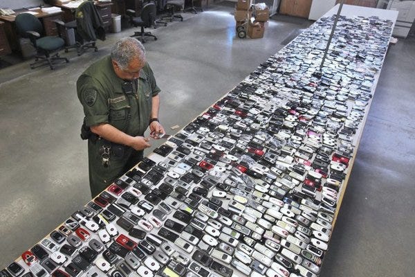 2 000 конфіскованих телефонів у Державній в'язниці Каліфорнії (AP) 2 000 конфіскованих телефонів у Державній в'язниці Каліфорнії (AP)