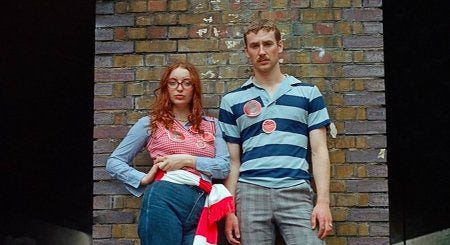 Un couple anglais pose dans des looks très années 70. Un couple anglais pose dans des looks très années 70.