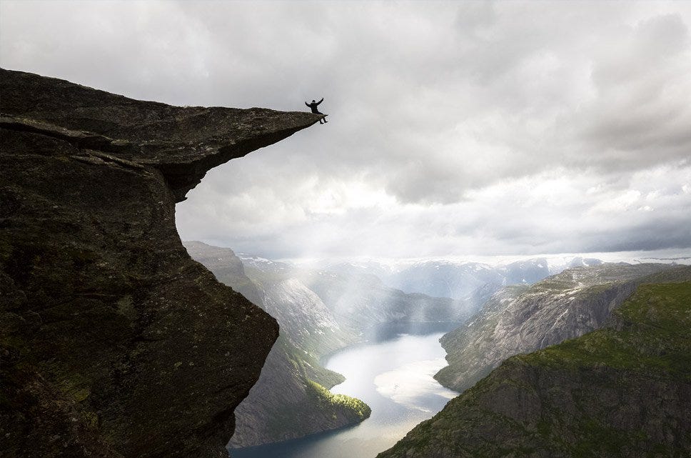 É preciso ter asas quando se ama o abismo"