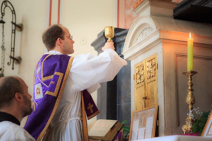 A Mass celebrated by a priest of the Priestly Fraternity of St. Peter in Zagreb, Croatia. Servus Tuus via Wikimedia (CC BY-SA 4.0).
