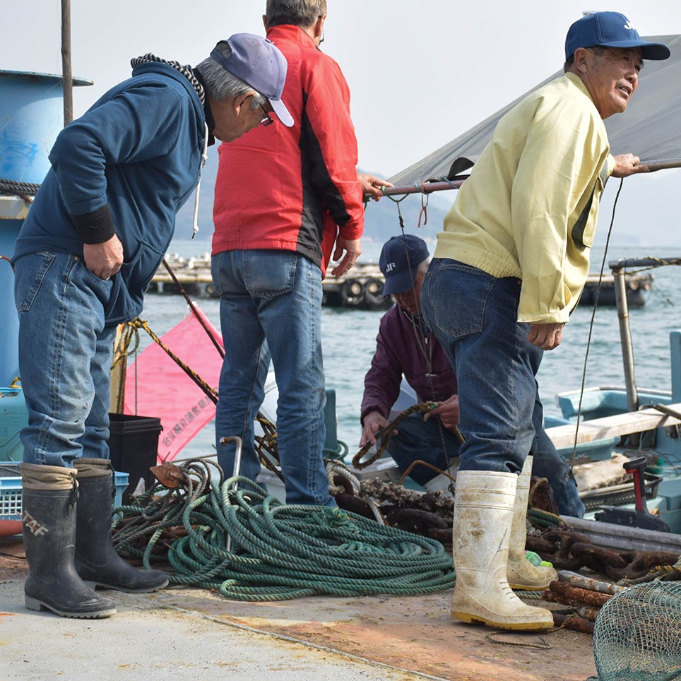 漁師。照りつける日光と潮風にさらされながら釣具や縄と格闘するハードワークは、デニムの迫力ある色落ちを実現してくれる。