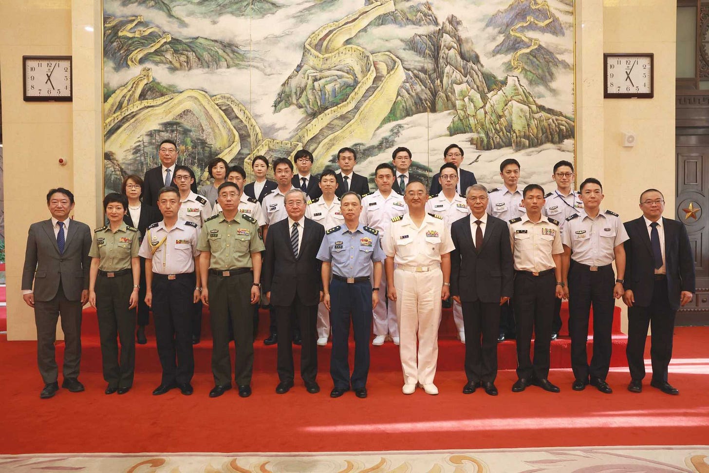 中央军委联合参谋部副参谋长景建峰与日方代表团成员合影。