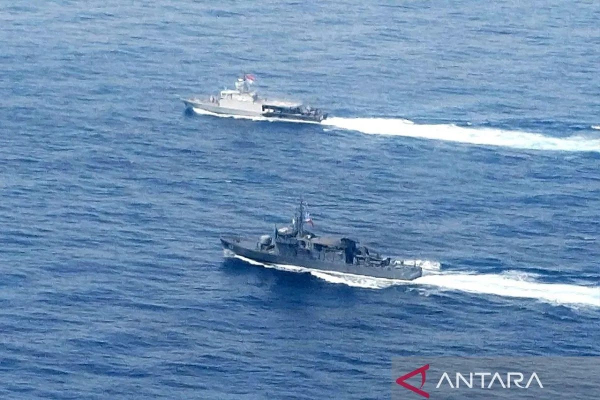 "Indonesian and Philippine navy vessels side by side during Philindo 2025 joint maritime training in Bitung, North Sulawesi." "Indonesian and Philippine navy vessels side by side during Philindo 2025 joint maritime training in Bitung, North Sulawesi."