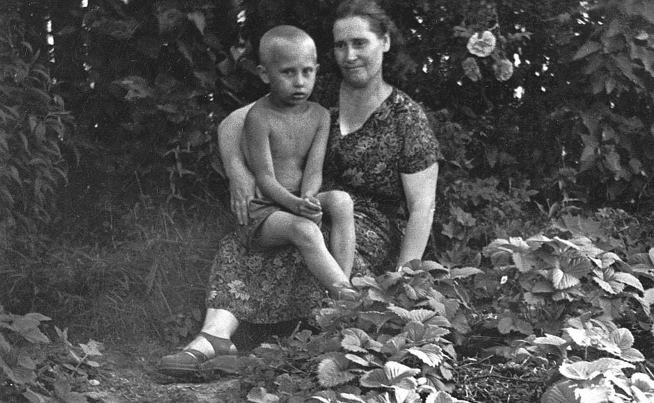 Vladimir Putin at the Age of 5 with Maria Ivanova. Russian SFSR, Soviet Union. Juli 1958 Vladimir Putin at the Age of 5 with Maria Ivanova. Russian SFSR, Soviet Union. Juli 1958