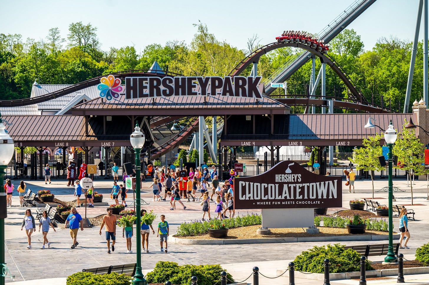 1920_hersheypark-hershey039schocolatetownplaza-2022.jpg (1803×1200)