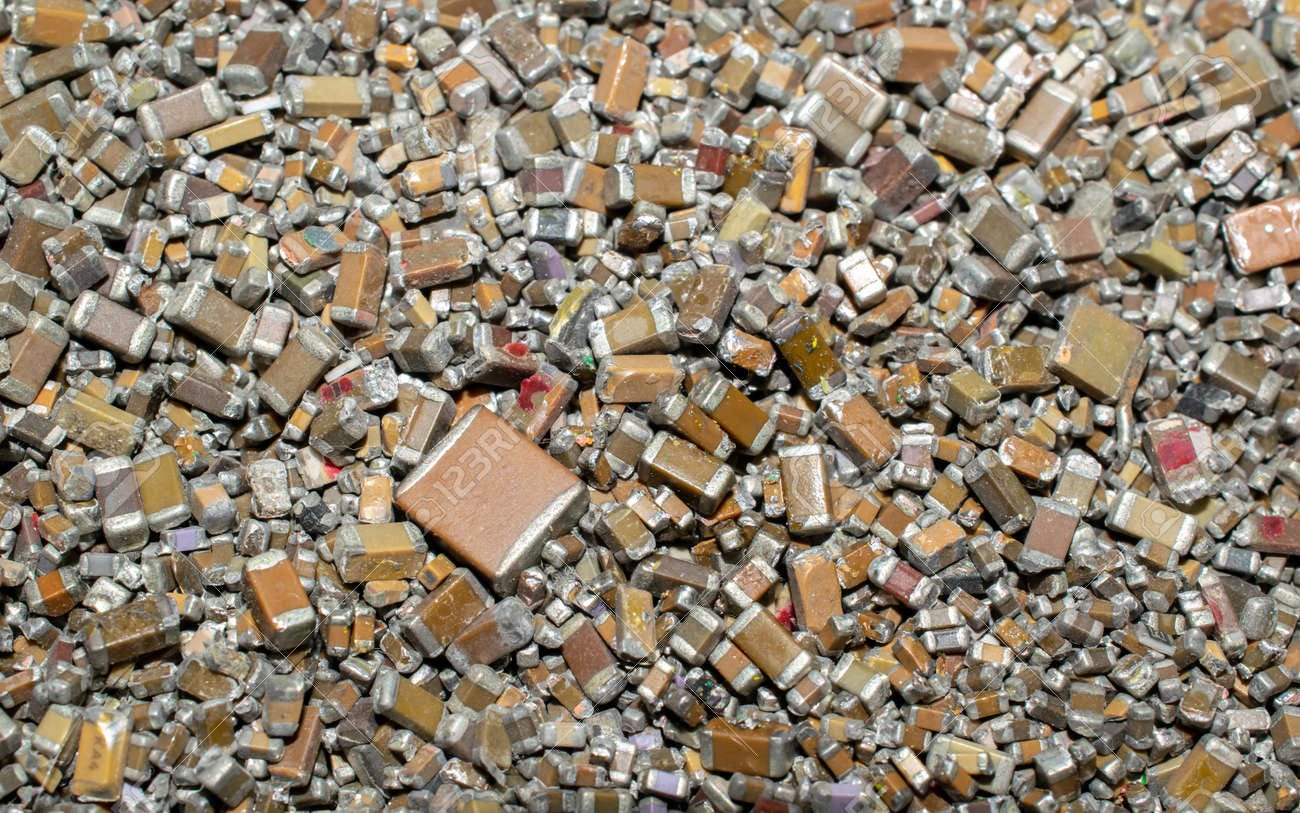 Condensateurs Smd Usagés. Récupération De Métaux Précieux, Palladium,  Argent Banque D'Images et Photos Libres De Droits. Image 183633328