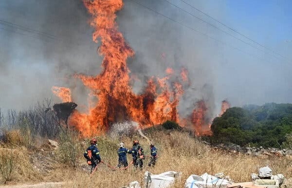 Dozens of Wildfires Burn in Greece and Turkey as Temperatures Soar - The  New York Times