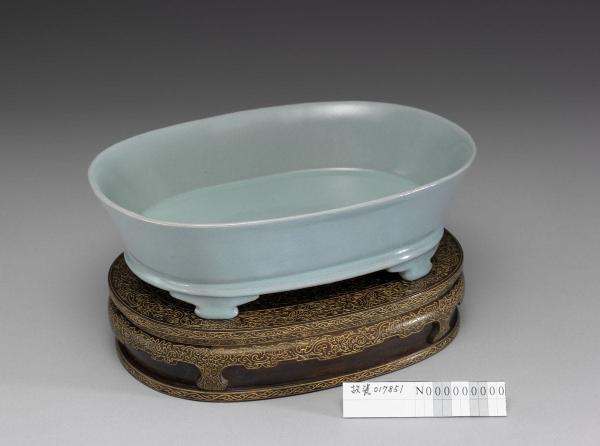 北宋汝窯青瓷無紋水仙盆正面|來源:國立故宮博物院,台北(CC BY 4.0) 北宋汝窯青瓷無紋水仙盆正面|來源:國立故宮博物院,台北(CC BY 4.0)