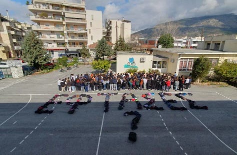 Μαθητές σε σχολεία όλης της χώρας βγήκαν στα προαύλια σε ένδειξη διαμαρτυρίας