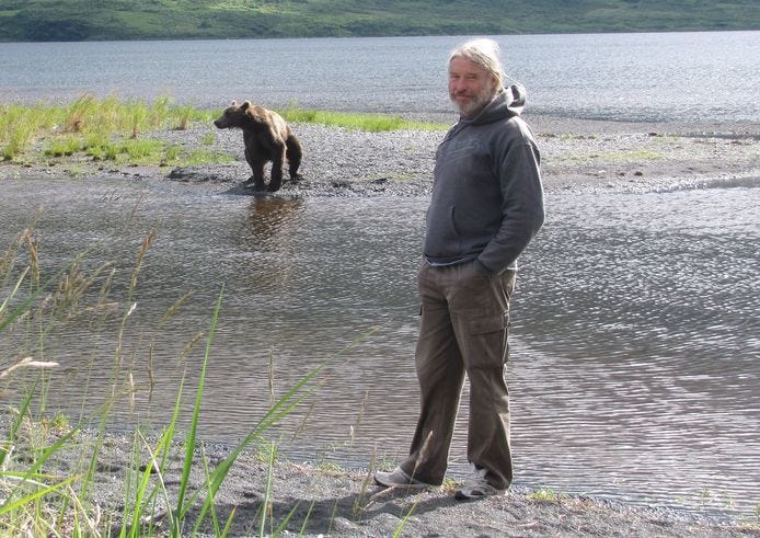 Berenspotter Rudy Debock op Kodial Island in Alaska waar hij jaarlijks enkele maanden alleen verbleef. Berenspotter Rudy Debock op Kodial Island in Alaska waar hij jaarlijks enkele maanden alleen verbleef.