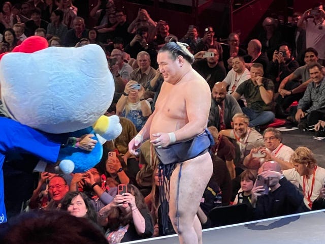r/SumoMemes - So serious during bouts vs giggling at giant Hello Kitty