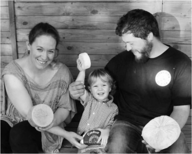 Lo Pau, l’Amaia i el seu fill mostrant els seus fantàstics formatges quan encara en feien. La Clua, Montsec de Rúbies (o de Meià). La Noguera, Lleida, Catalunya.