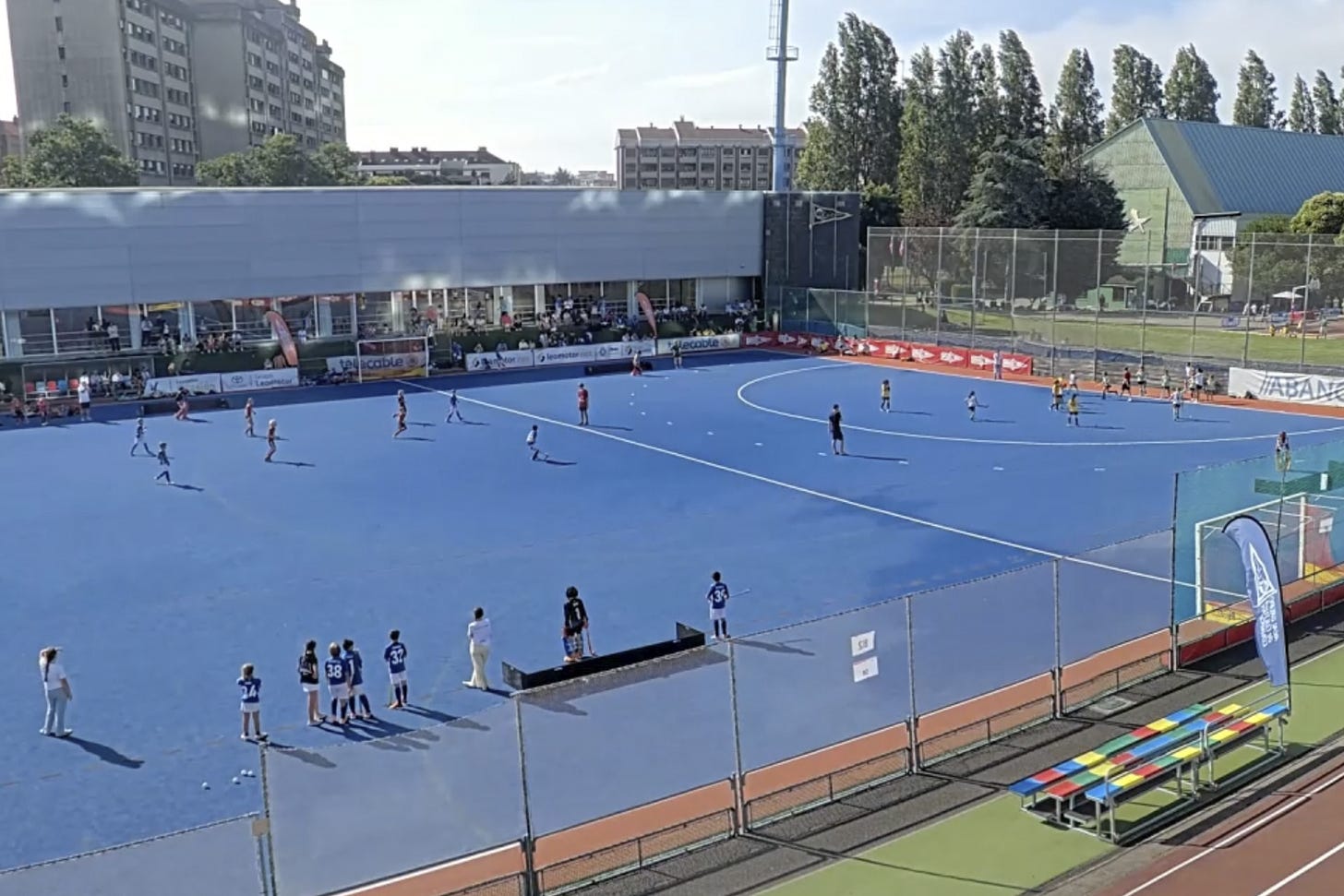 Imagen del campo de hockey del Real Grupo de Cultura Covadonga durante el torneo de escuelas.