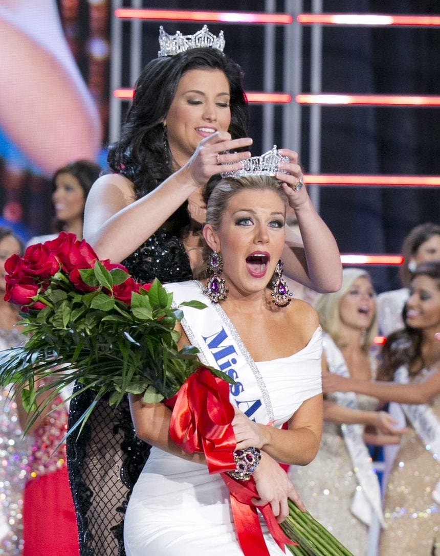 Face, Petal, Happy, Hair accessory, Fashion accessory, Tradition, Headpiece, Bouquet, Headgear, Dress, Πρόσωπο, Πέταλο, Ευτυχισμένο, Αξεσουάρ μαλλιών, Αξεσουάρ μόδας, Παράδοση, Headpiece, Μπουκέτο, Καλύμματα κεφαλής, Φόρεμα,