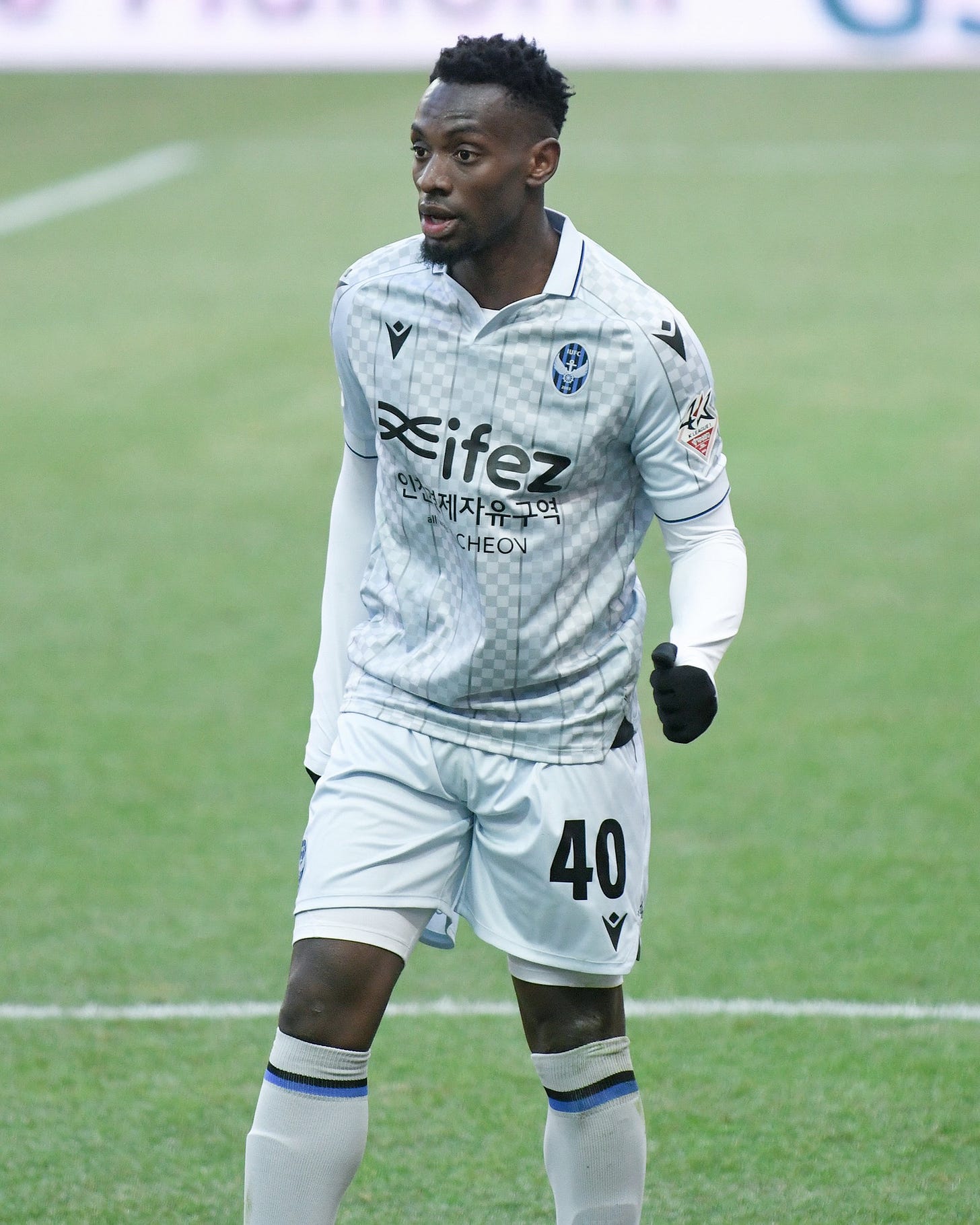 File:230225 FC서울 vs 인천 유나이티드 Paul-José M'Poku.jpg - Wikimedia Commons