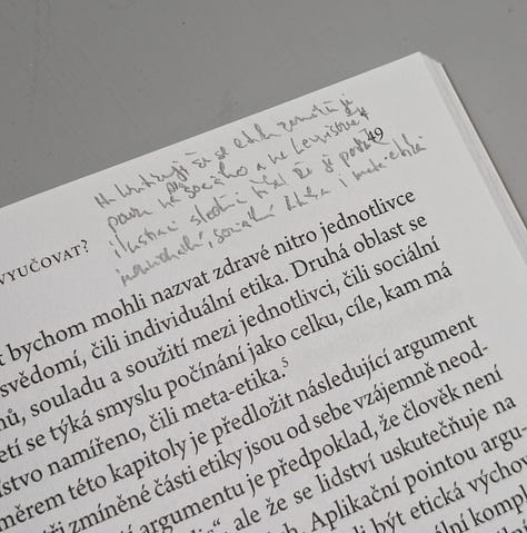 Ukázky poznámek v knihách. (Že to nepřečtete? Od toho to není – někdy je luštím i já. V další části rozeberu, proč to nevadí.)