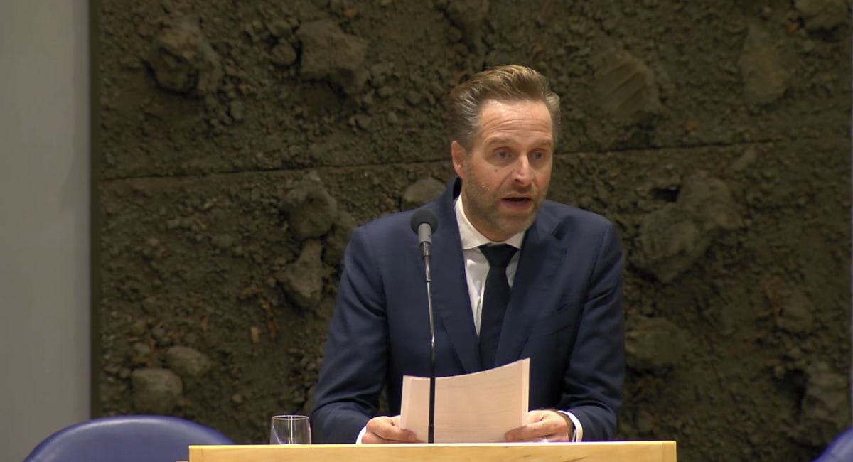De eerste coronaprik was één groot toneelstuk, blijkt nu: het is erger dan je denkt, veel erger