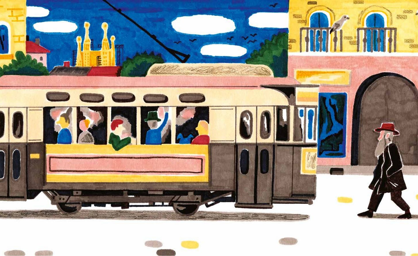 Una vibrante illustrazione a matita colorata che raffigura una scena di strada a Barcellona. Un grande tram marrone e beige, con passeggeri visibili all'interno, si muove lungo la strada. Sul lato destro, un uomo anziano con una lunga barba bianca, che indossa un cappello marrone e un soprabito scuro, cammina sul marciapiede, allontanandosi dal tram. Sullo sfondo si ergono gli edifici colorati della città, con balconi in ferro battuto, un uccello posato su uno di essi e la sagoma iconica della Sagrada Familia che svetta in lontananza contro un cielo blu scuro con nuvole bianche e uccelli in volo. L'intero stile artistico è organico e fatto a mano, con una consistenza di pennarello e matita visibile.