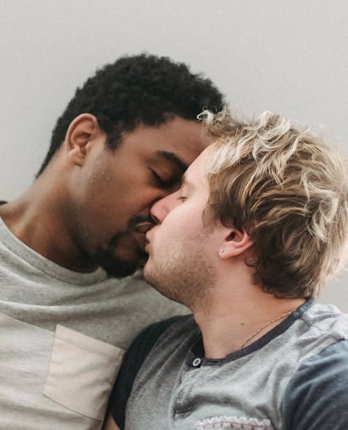 Dois Homens Se Beijando · Foto profissional gratuita Dois Homens Se Beijando · Foto profissional gratuita