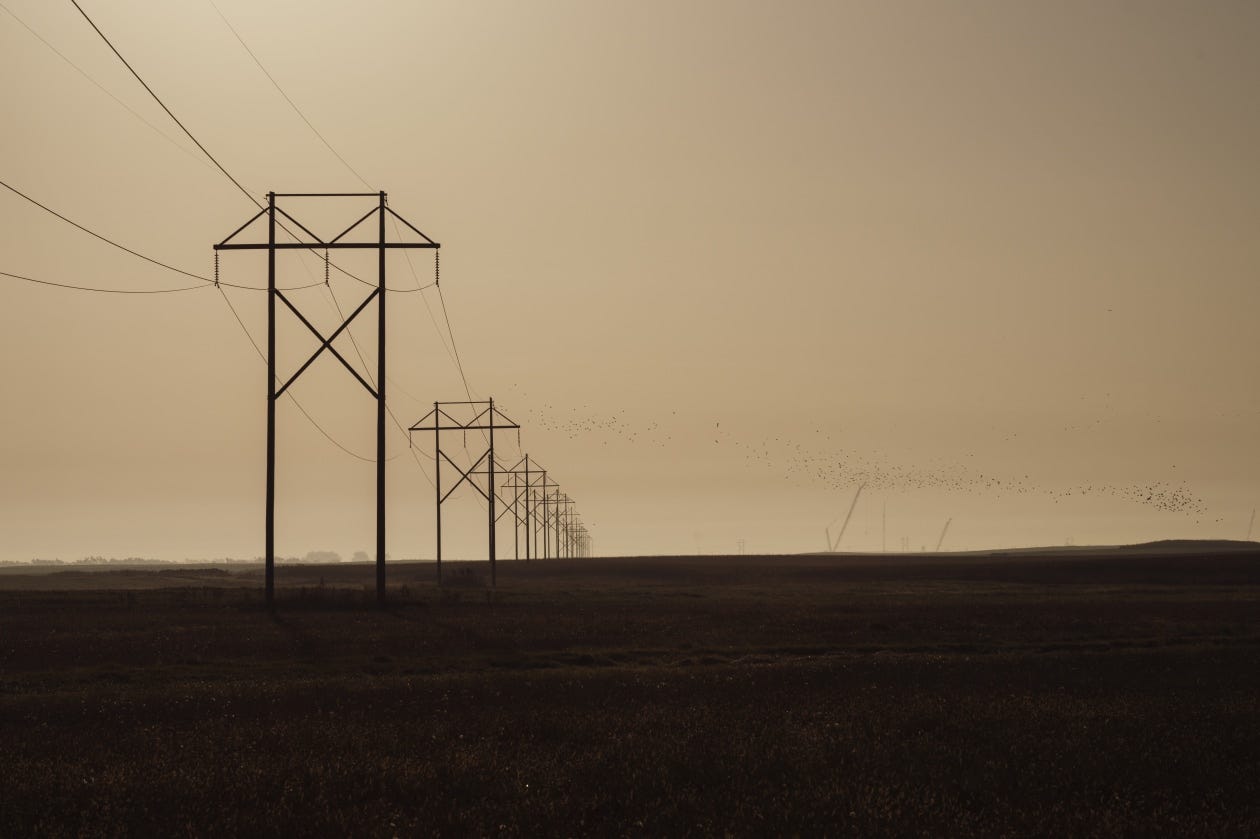施工現場的起重機和電線。北達科他州多風且寒冷的氣候有助於降低數據中心的製冷成本。