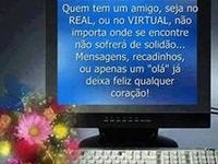imagem de um monitor preto ligado com a seguinte frase na tela: "Quem tem um amigo, seja no REAL, ou no VIRTUAL, não importa onde se encontre não sofrerá de solidão... Mensagens, recadinhos, ou apenas um 'olá' já deixa feliz qualquer coração", ao redor podemos ver um teclado branco e um buquê de flores rosas e amarelas, tudo dando uma energia de imagens espirituosas de correntes, com o porém de estar em resolução baixa