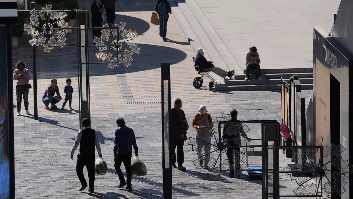 數千年來,「入土為安」不僅是漢族核心葬俗,更是連結祖先、家族與鄉土的信仰根基。圖為北京街頭。(資料照,美聯社) 數千年來,「入土為安」不僅是漢族核心葬俗,更是連結祖先、家族與鄉土的信仰根基。圖為北京街頭。(資料照,美聯社)