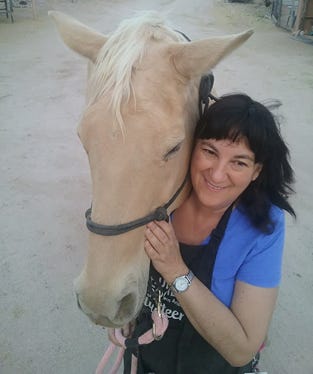 A person hugging a horse

AI-generated content may be incorrect.