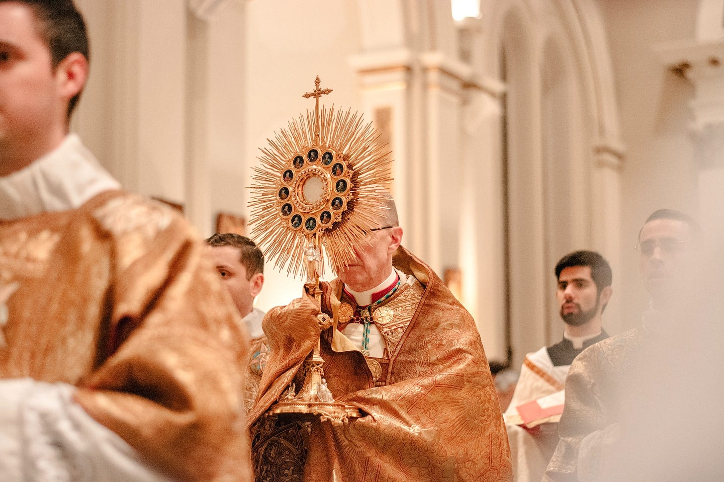 O come to the altar. O come to the altar.