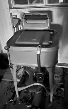 Vintage Gray Freestanding Top-Loading Washing Machine with Wringer - Picture 1 of 4 Vintage Gray Freestanding Top-Loading Washing Machine with Wringer - Picture 1 of 4