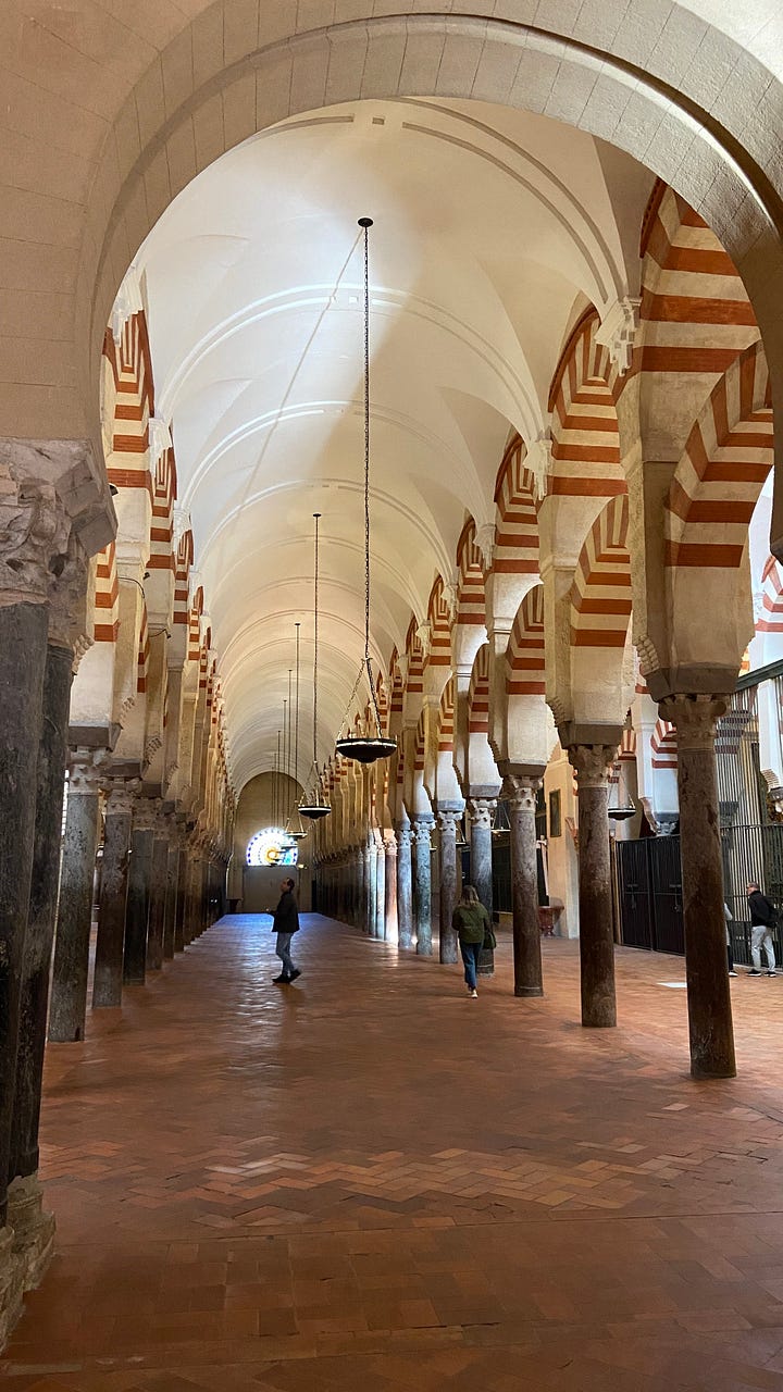 Kolom-kolom khas Dinasti Umayyah di Masjid Cordoba