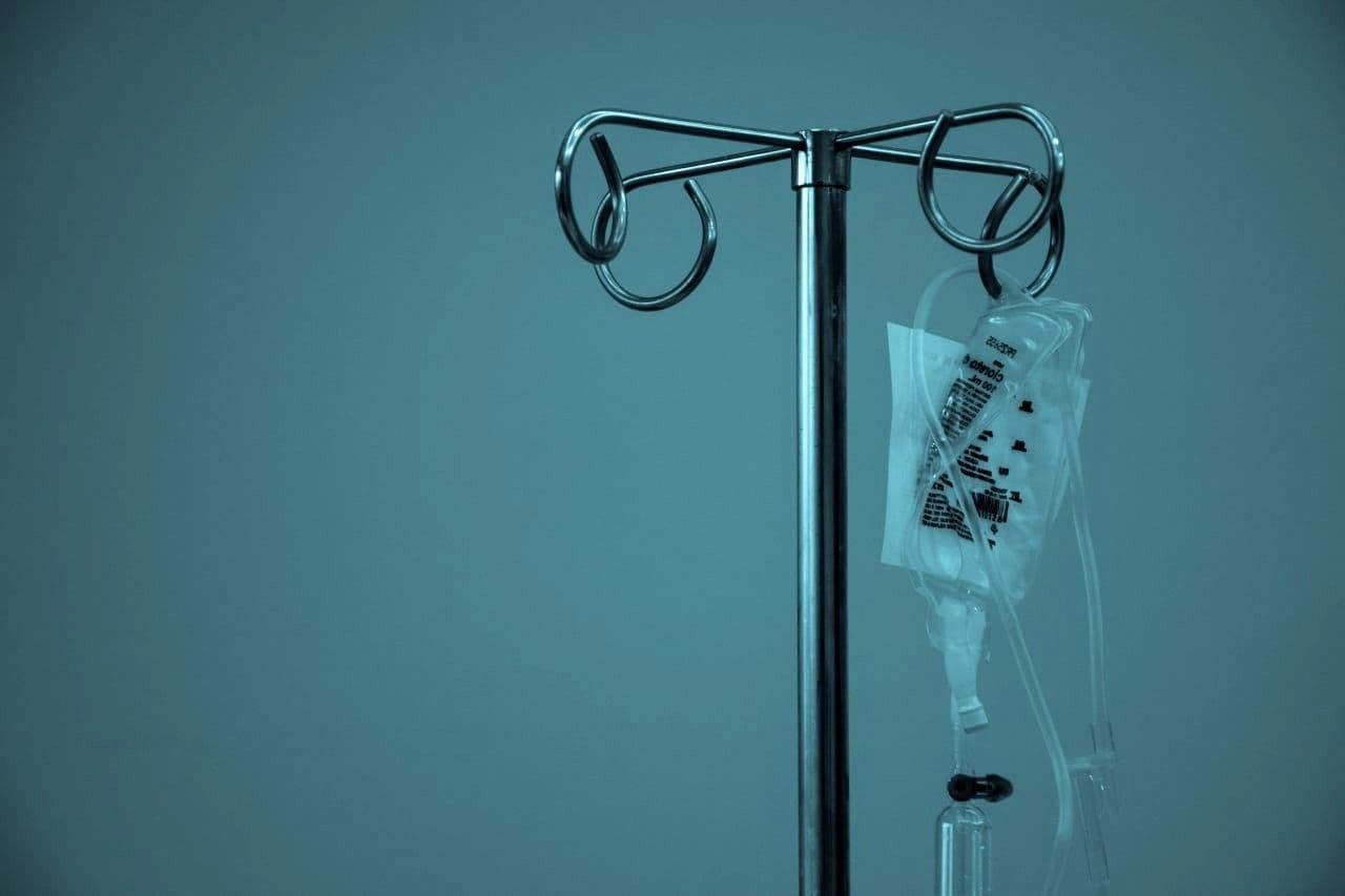 Infusionsständer mit Beutel vor grauem Hintergrund; Titelbild zum Text "Venotoclax und Obinutuzumab"; Bild: Marcelo Leal via Unsplash Infusionsständer mit Beutel vor grauem Hintergrund; Titelbild zum Text "Venotoclax und Obinutuzumab"; Bild: Marcelo Leal via Unsplash