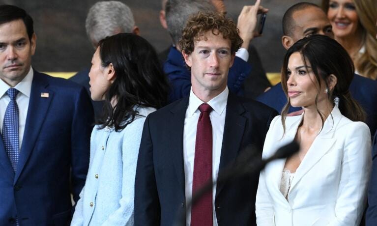 A Mark Zuckerberg lo pillaron 'mal parqueado' en posesión de Trump: miró de  más