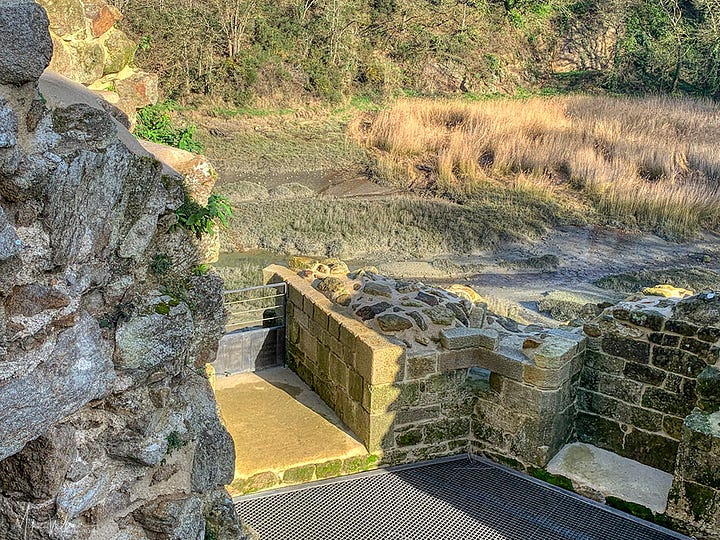 Inside the Guildo castle ruins