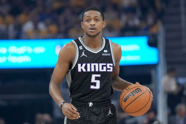 Report: Kings All-Star De'Aaron Fox fractured finger in shooting hand in  Game 4 vs. Warriors - Yahoo Sports